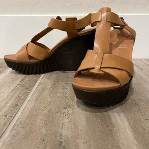 Rockport Size 7 platform sandals (never worn)